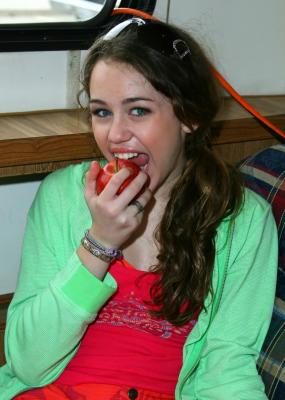 yum yum! Applesssssss! -  Cinema, tv - TV series - 