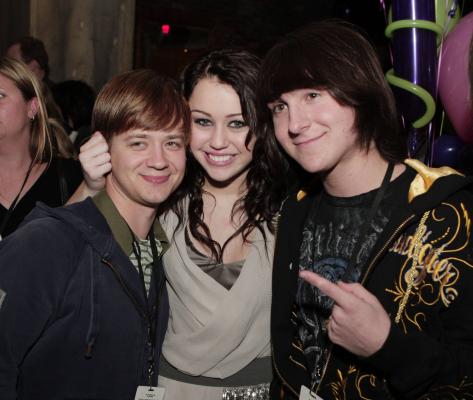 MILEY HAS FUN WITH HER.. Cinema, tv - 