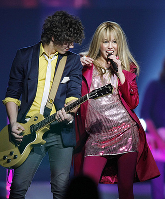 NICK & HANNAH ROCK OUT.. Cinema, tv - 