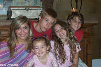 Miley cyrus and family -  Cinema, tv - 