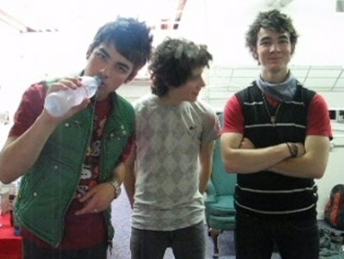     SUPER IMPORTANTES PARA LAS FANS.. Cine, TV - Para jovenes - THE JONAS BROTHERS - KEV...