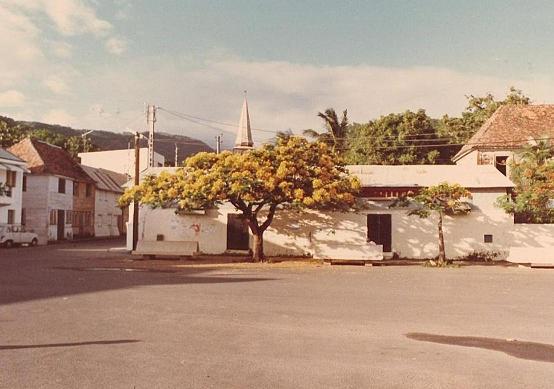Derri�re les beaux flamboyants aux .. Villes et Villages - Case-Pilote : Village de...