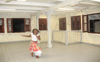 Ici, la danse est souveraine : on l.. Villes et Villages - Case-Pilote : Village de...