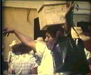 Il y a la porteuse, marchande de l�.. Villes et Villages - Case-Pilote : Village de...