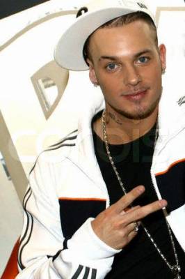 oh purer il est trop cool son style.. Musique - RnB - M.POKORA