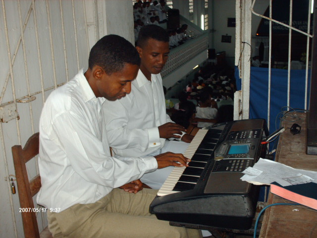 Jos�a(� droite), notre.. Musique - 